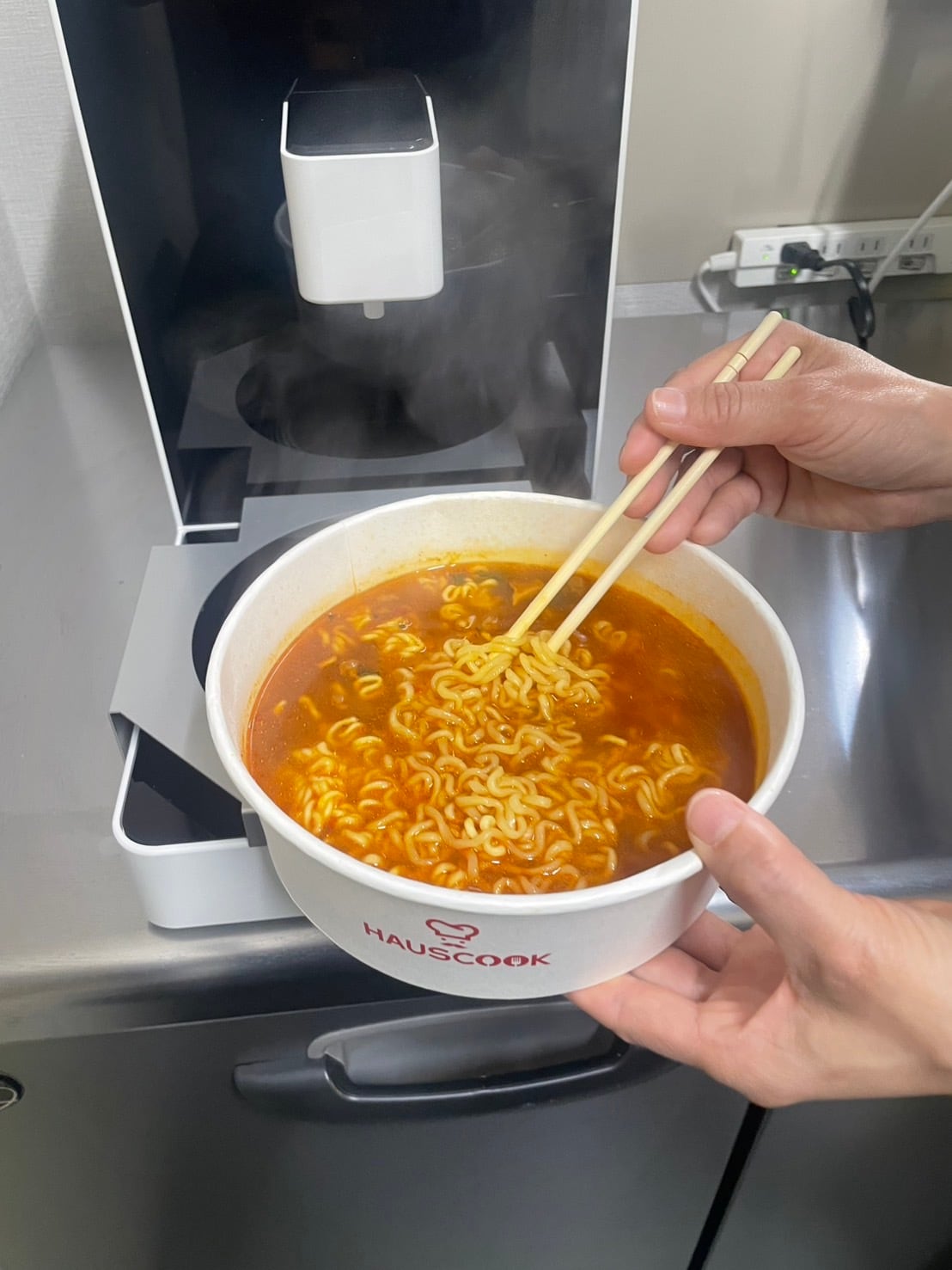 出来上がったラーメンを食べるところ