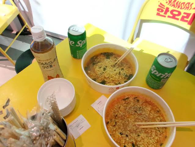 テーブルに並んだラーメンとドリンク